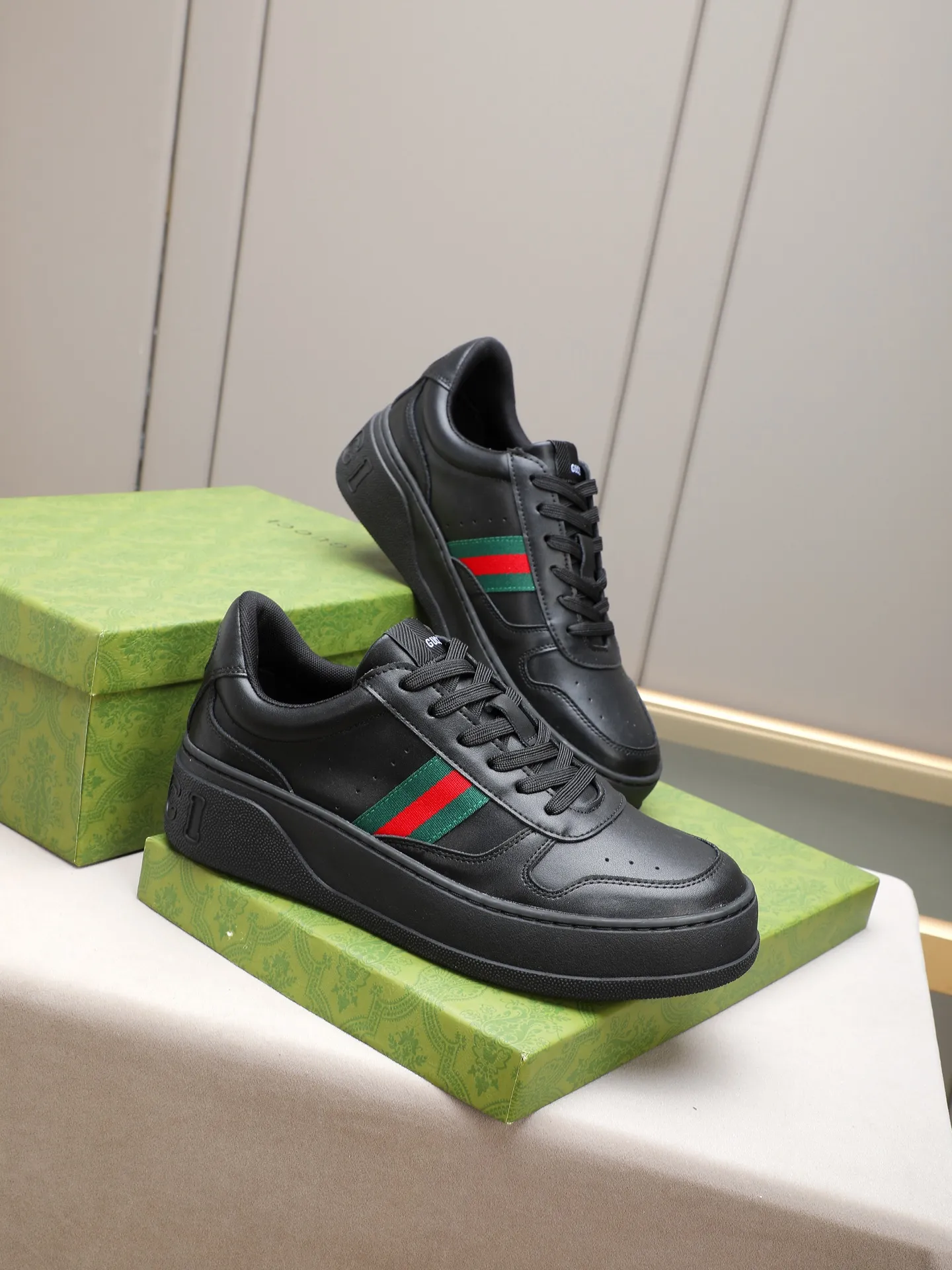PP420 new men's shoes GUCCI fashion trend, made of first-layer calfskin➕breathable mesh lining! The foot feels super comfortable and the workmanship is impeccable. The original ultra-light outsole, size: 38-44 (45 customized), 5 colors to choose from!